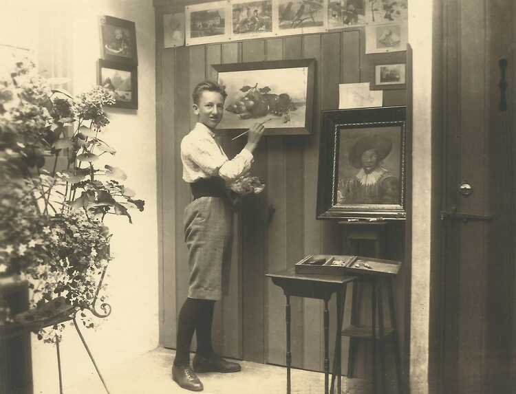 1930 ca. Tijdens de vakantie van de kweekschool werken in eerste atelier, thuis in Udenhout