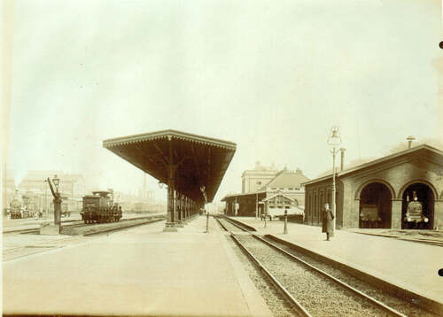 Eerste station van Tilburg. De foto werd in ieder geval na 1899 gemaakt, in dat jaar kreeg het eilandperron haar overkapping. Het station had toen haar grootste omvang. Er was zelfs een derde perron, speciaal voor de trein naar België. Het Utrechts Archief - Beeldbank Spoorwegen (catalogusnr. 808260)