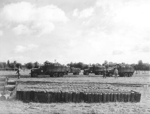 GMC trucks van de Redball Express bij een jerrycandepot in Normandië (Foto: Wikimedia Commons, 1944)