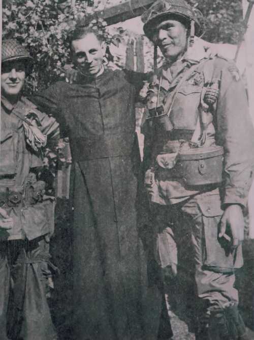 Van links naar rechts Bill Canfield, onbekende broeder, Frank Sayers. Foto is gemaakt in de achtertuin van de familie Kuijpers in Eerde (Foto: Mark Bando, Geronimo Museum, september 1944)