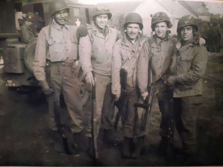 Soldaten uit het S2 Team, van links naar rechts Frank Sayers, Bill Canfield, Smokey Ladman, Ted Becker en Roland Wilbur. Foto is gemaakt in de achtertuin van de familie Kuijpers in Eerde (Foto: Mark Bando, Geronimo Museum, september 1944)