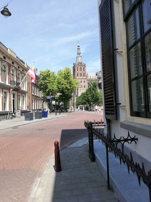 Gezicht op de Sint Jan van ‘s Hertogenbosch vanuit de Peperstraat.