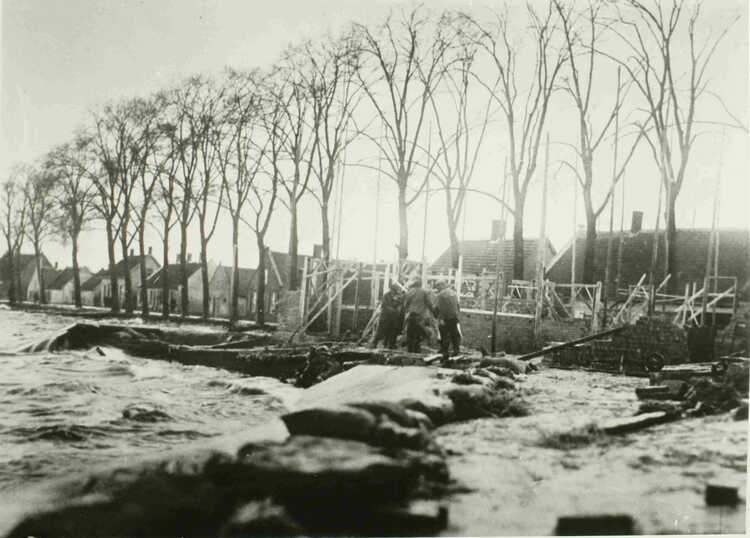 Een foto van hoogwater bij de Beerse Maas aan de kruin van de dijk in Orthen, winter 1918/1919. (Foto: Fotograaf onbekend, Erfgoed ’s-Hertogenbosch)