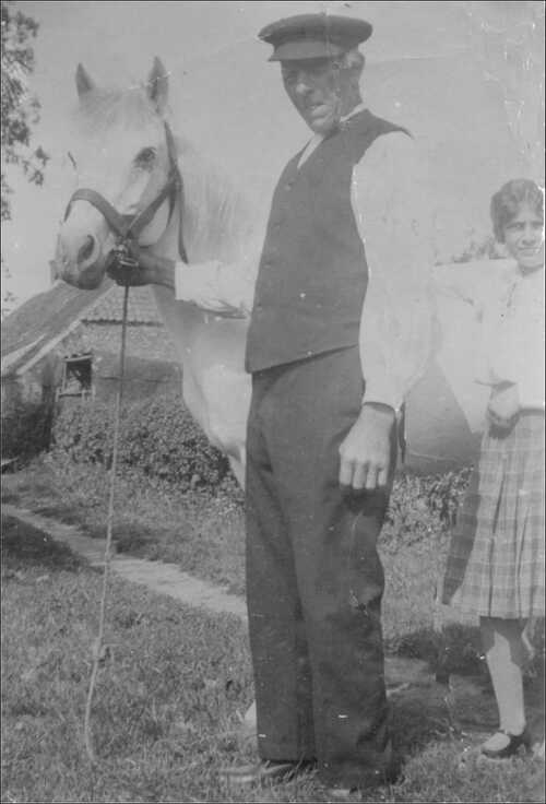 Foto van Grad Hegemans met paard en kleindochter. (Foto: Stichting Heem en Historie Oeffelt, jaar onbekend)