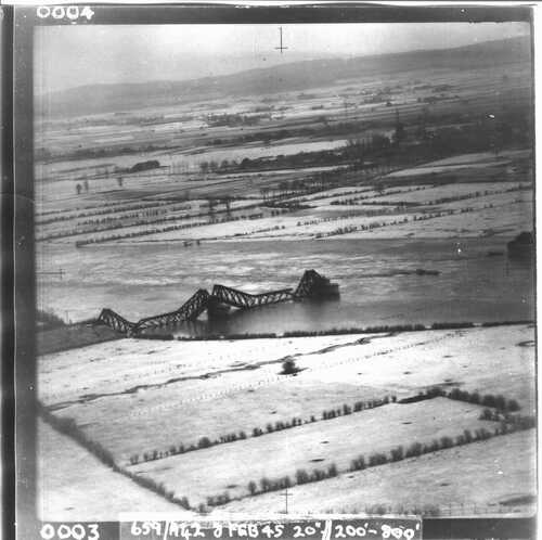 Luchtfoto van de kapotte spoorbrug in Oeffelt die aan de baileybrug vooraf ging. (Foto: Stichting Veritable, februari 1945)