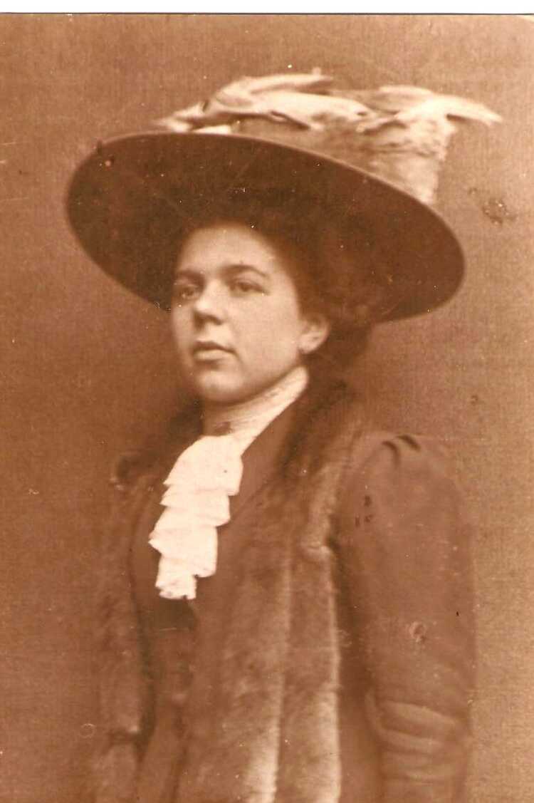 Portretfoto van Jo Bergé-Smeekens, gemaakt in 1899. (Bron: collectie familie Bergé, Stadsarchief Breda)