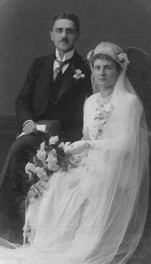 Huwelijksportret van Jan Bergé en Rie van Nijnanten op hun trouwdag 8 juli 1918. (Bron: collectie familie Bergé, Stadsarchief Breda)