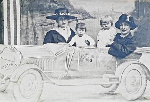Met van links naar rechts Naan Engbersen met neefjes Toontje en Adje en schoonzus Jo Engbersen in 1923. (Bron: collectie familie Bergé, Stadsarchief Breda)