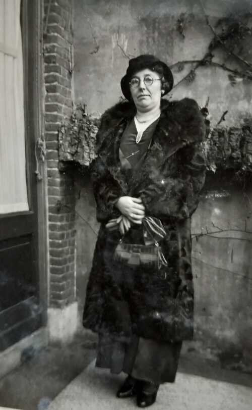 Adriana Engbersen, tante Naan, in de tuin van de Nieuwe Prinsenkade 2 in 1937. (Bron: collectie familie Bergé, Stadsarchief Breda)