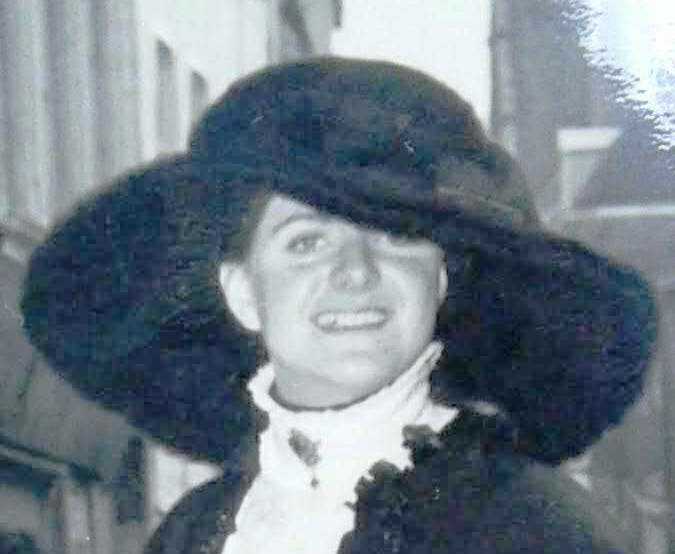 Achternichtje Marie-Claire Bergé showt in 1974 de legendarische hoed van tante Naan. (Bron: collectie familie Bergé, Stadsarchief Breda)