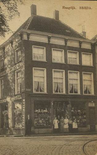 Haagdijk 1-1A, op het bovenhuis woonde Naan vanaf 1916. De foto is gemaakt rond 1911 als prentbriefkaart. (Bron: collectie familie Bergé, Stadsarchief Breda)