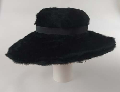 Zwarte harige dameshoed met een grote bol en een brede rand, gemaakt tussen 1900 en 1910. De hoed van tante Naan zit in de collectie van het Stedelijk Museum Breda. (Bron: Stedelijk Museum Breda)