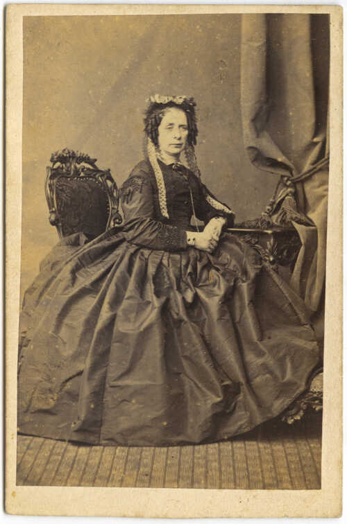 Foto van Johanna van Dashorst. Gemaakt in de studio van haar man Christiaan Cornelis Kannemans rond 1865-75. (Foto: Collectie Stedelijk Museum Breda, langdurig bruikleen Erven Jean Bergé)